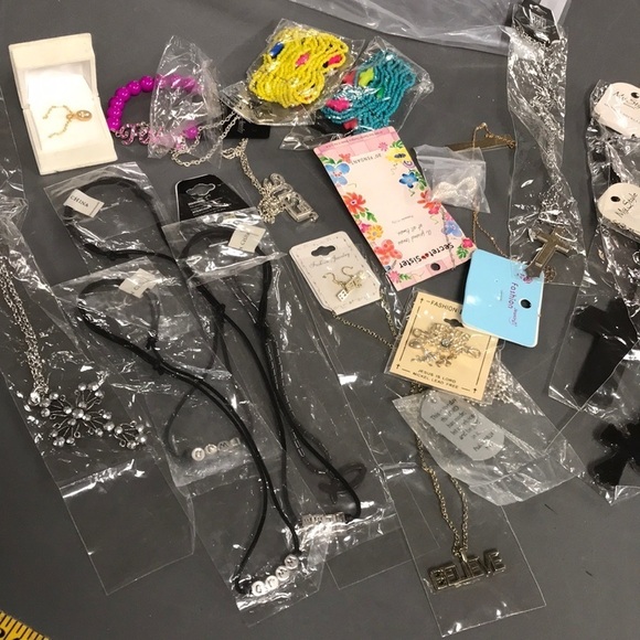 Lot of costume jewelry - Picture 1 of 13